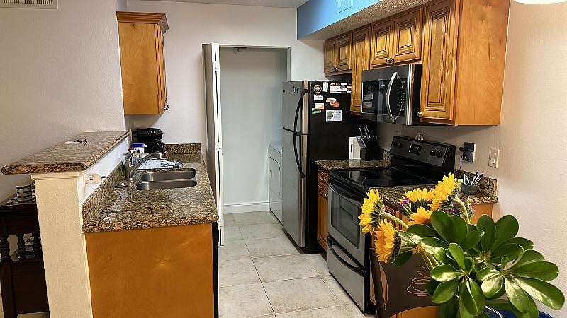 Full kitchen with dishwasher, disposal, Oven and stovetop, microwave. And a coffee maker for getting ready for a long shift.
