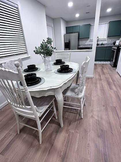 Kitchen dining area
