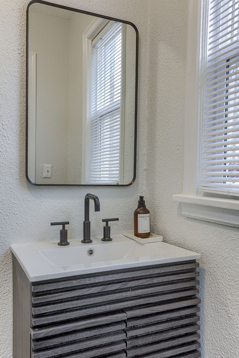 Powder bath next to the kitchen.