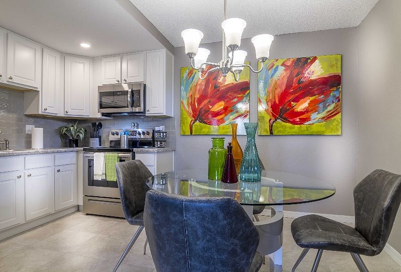 Fully equipped kitchen and dining area
