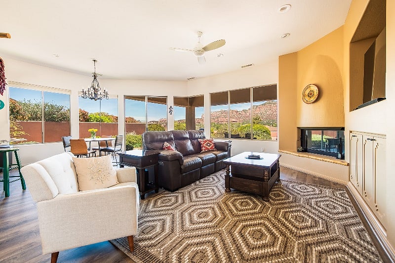 Livingroom/Great
room w/ Large screen TV with all your channels