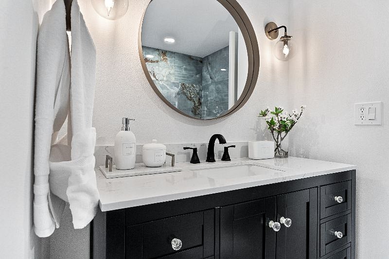 Upper Unit 2BD/2BA:
Second Bathroom (vanity)