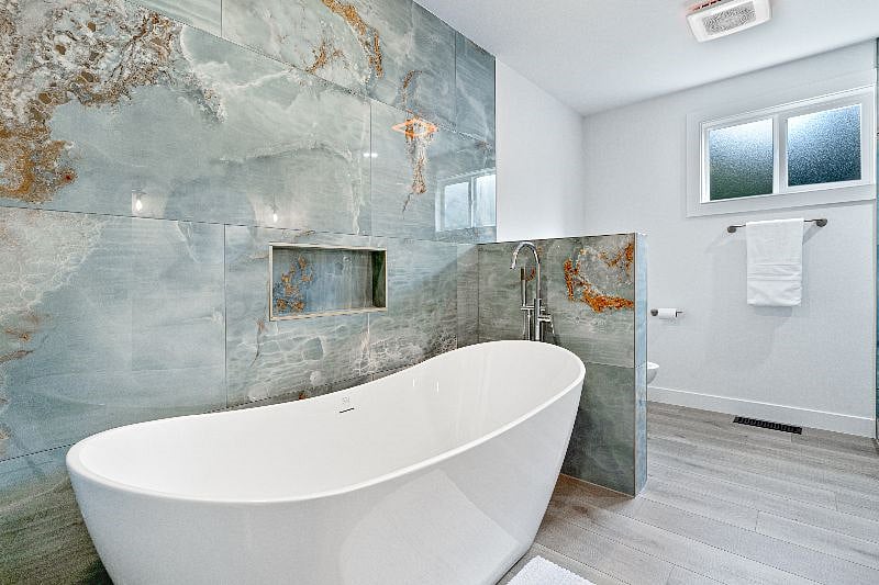 Upper Unit 2BD / 2BA:
Second bathroom (tub)