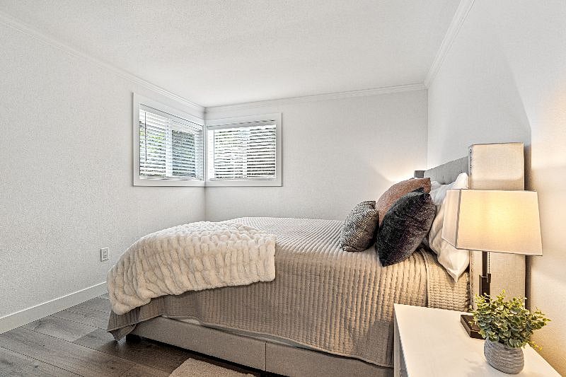 Upper Unit 2BD / 2BA:
Second Bedroom (queen bed)