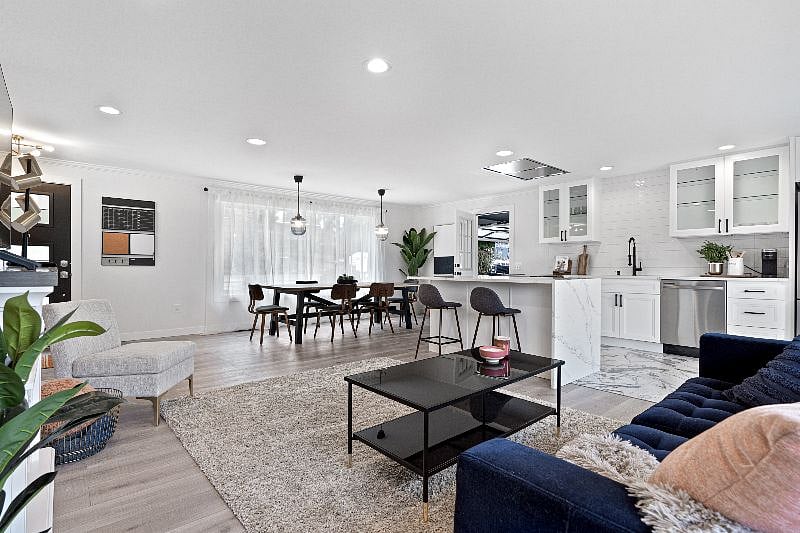 Upper Unit 2BD / 2BA:
Living Room