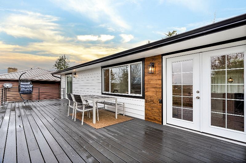 Upper Unit 2BD / 2BA: 
large deck