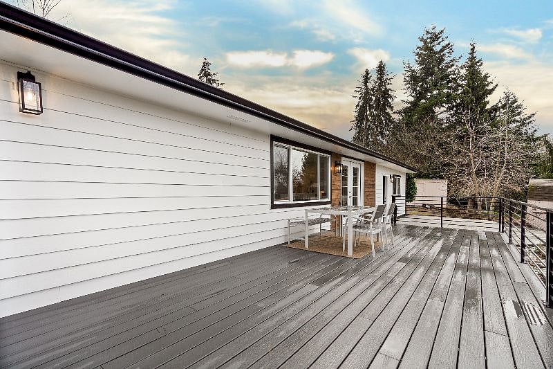 Upper Unit 2BD / 2BA: 
large deck