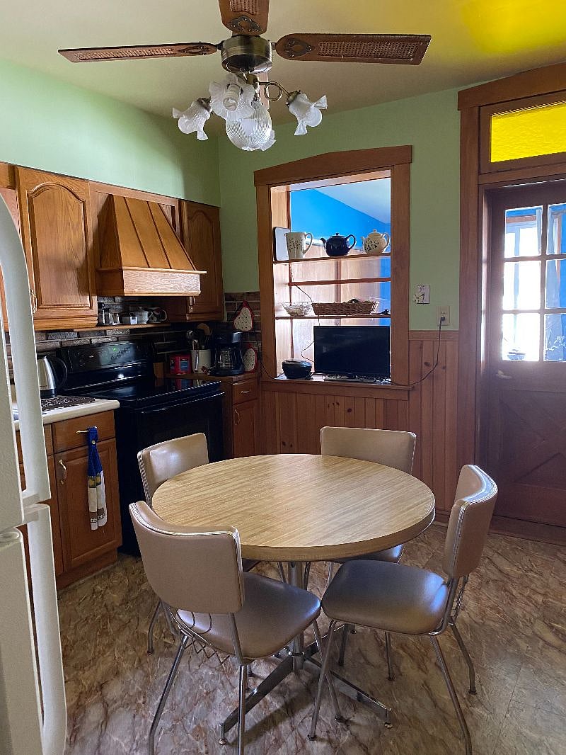 Kitchen - has all the standard appliances (oven/stove, microwave, refrigerator, dishwasher). Pots, pans, dishes, glassware, cutlery, can opener, etc. 