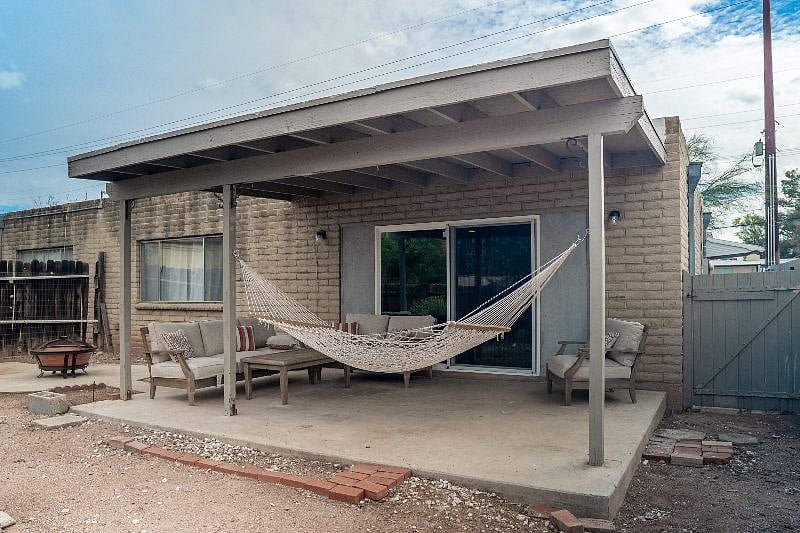 Enjoy crisp desert mornings coffee-in-hand, sun-bleached afternoons swinging in the rope hammock, or a campfire & story-telling around the circular copper fire pit.