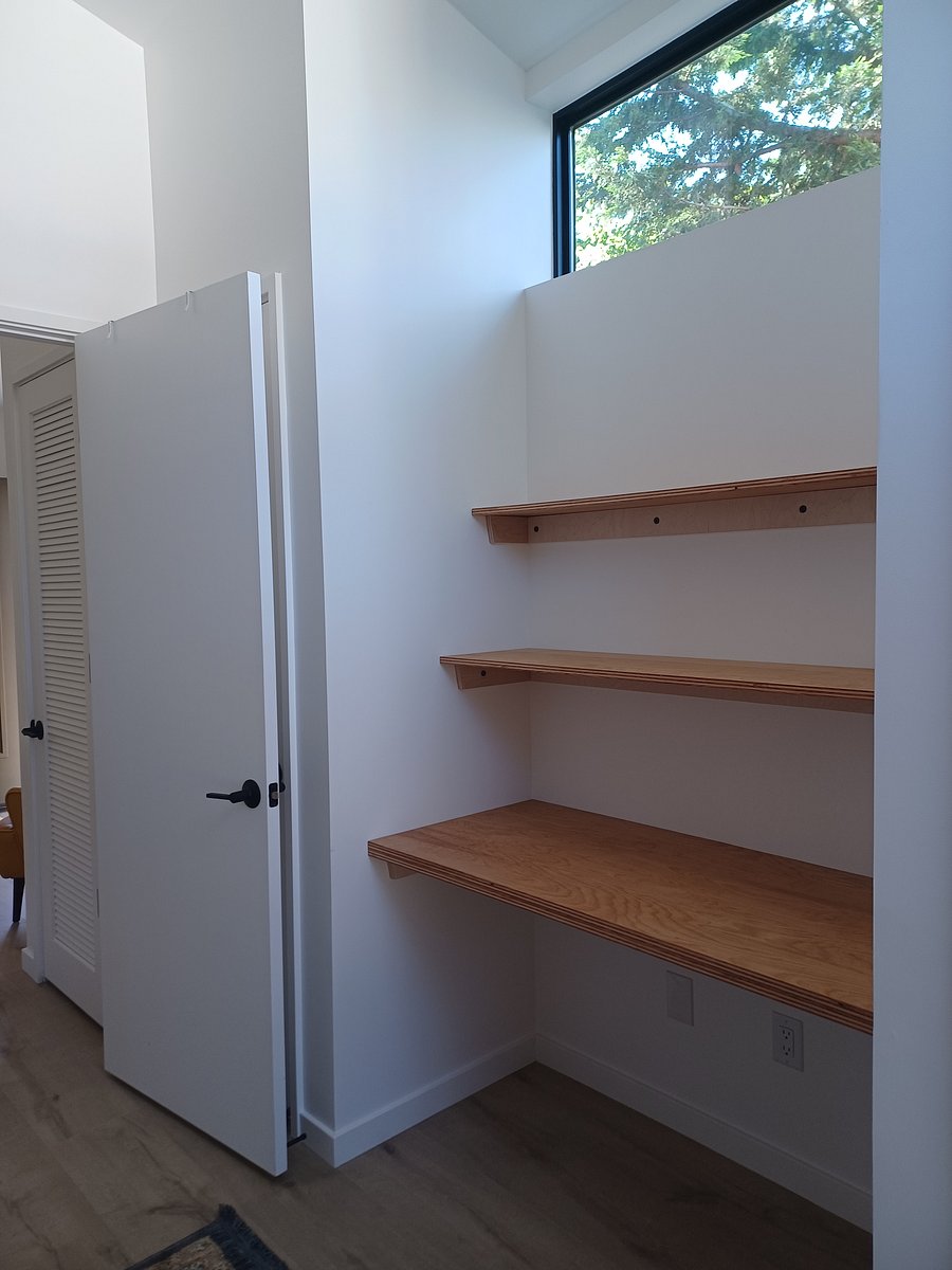 Built-in desk and shelves.