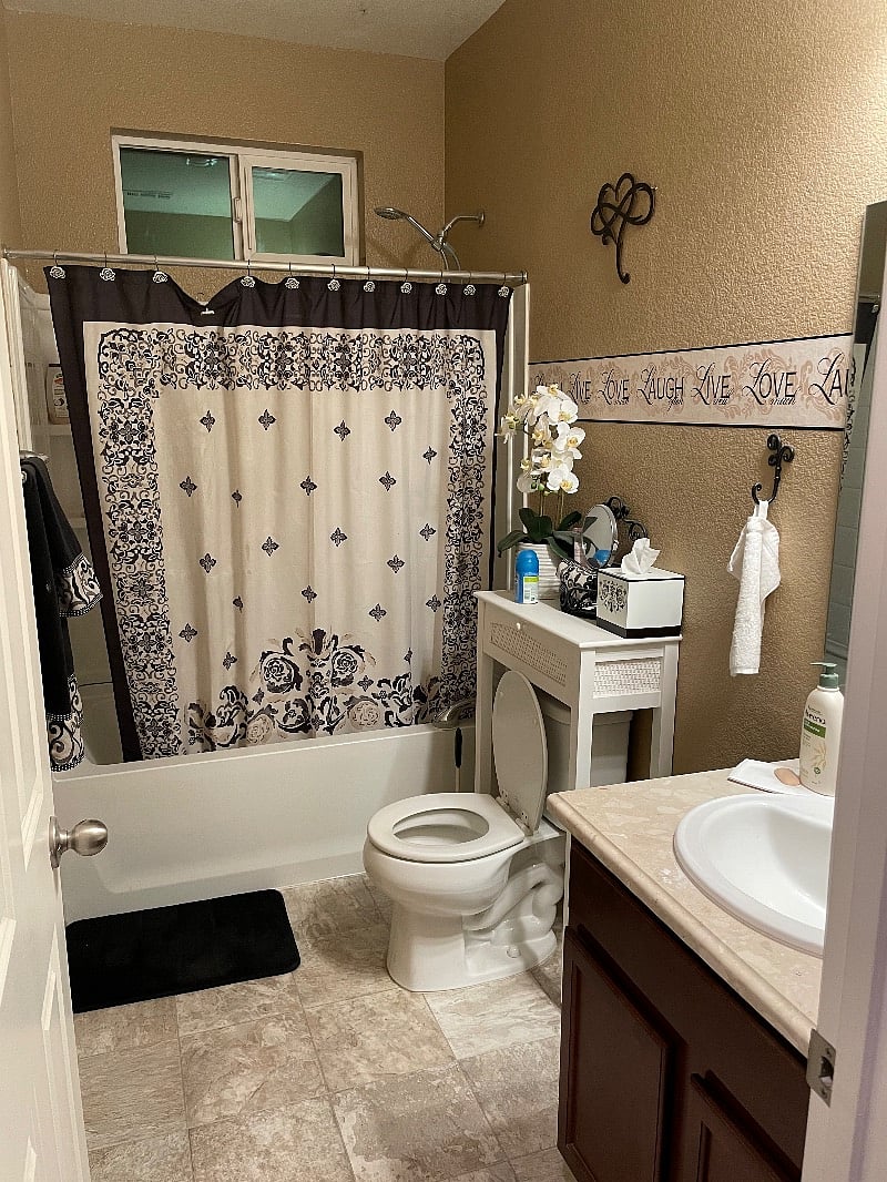 Full bathroom with Tub & Shower combo, supplied with towels, household cleaning products, personal size body & body essentials 