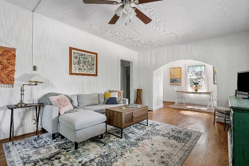 1 Bed Carriage House with Office and King-Sized Bed