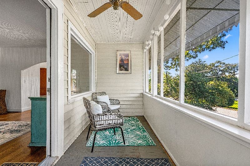1 Bed Carriage House with Office and King-Sized Bed