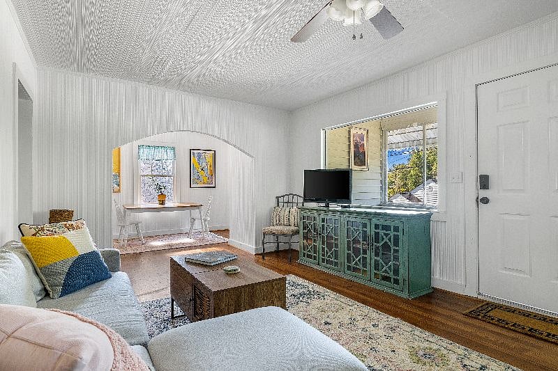 1 Bed Carriage House with Office and King-Sized Bed