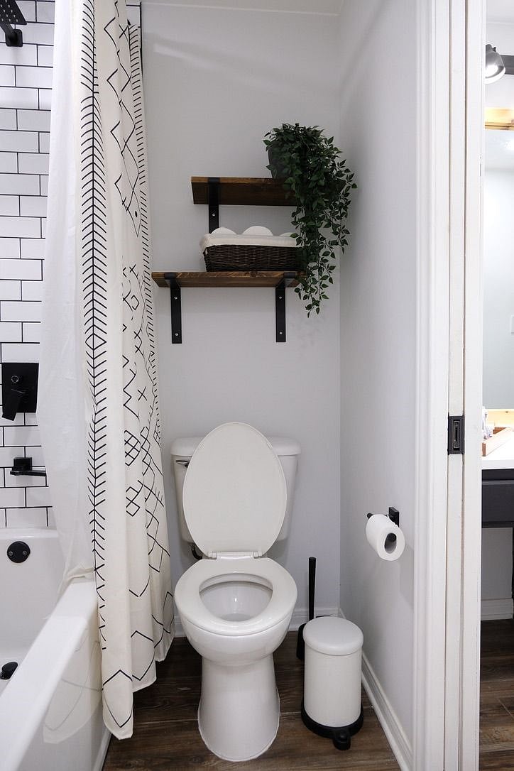 Jack and jill bathroom