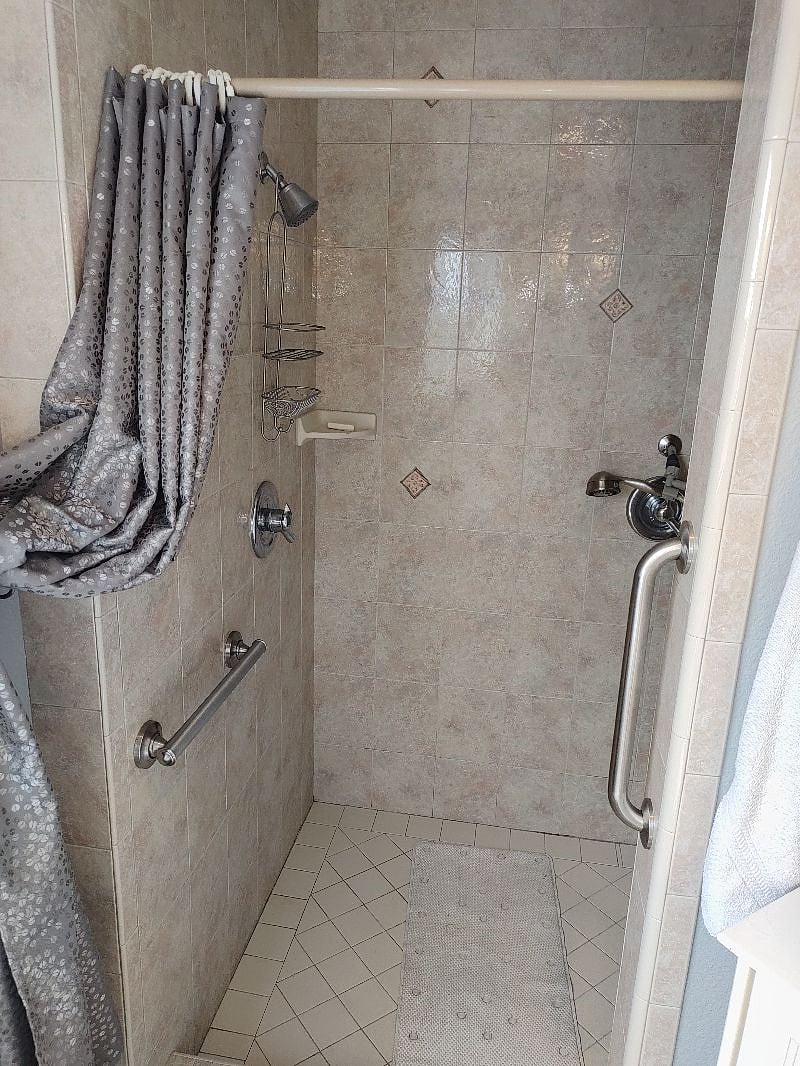 Large shower with tile bench