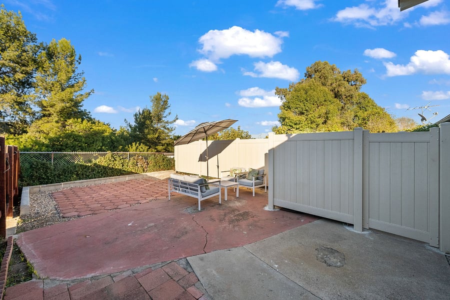 Private, fully fenced back yard w/ canyon views. Lots of different birds in this canyon - very cool.