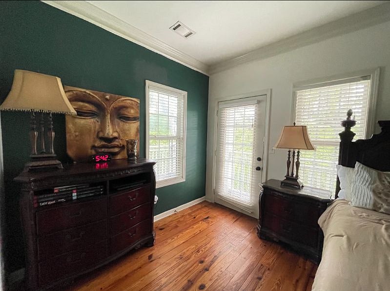 $1200 mo -Master bedroom w/King bed & private outside deck
