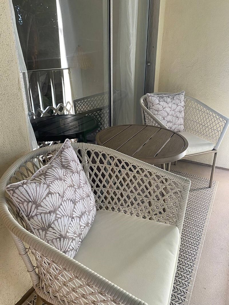 Private patio/ balcony