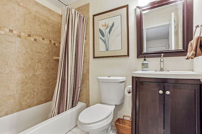 Downstairs full bathroom 