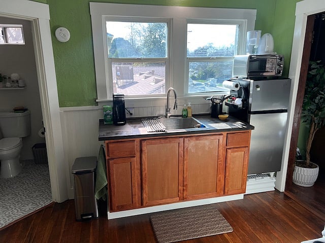 Fully equipped kitchenette with full-size sink, filtered water pitcher, electric tea pot, air fryer oven, hot plate and coffee pod coffee maker.