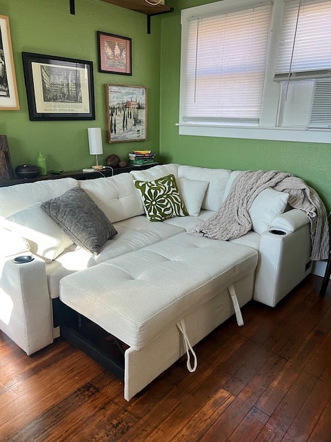 Comfortable couch with pull out