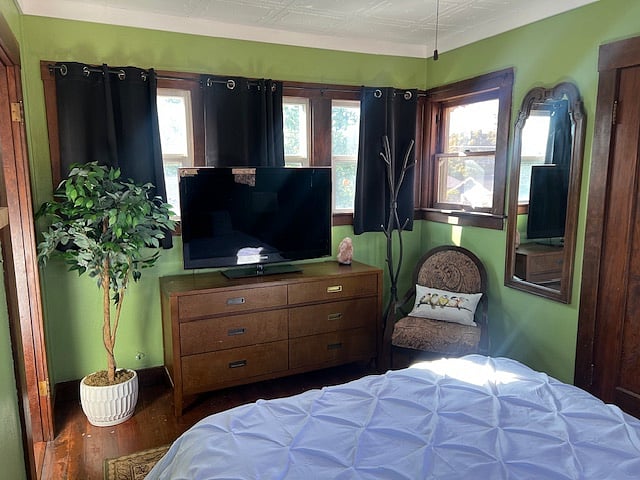 50" Samsung Smart TV.
Separate AC unit in closet for summer use.