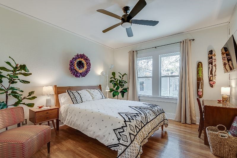 Guest bedroom with queen bed, TV and work desk
