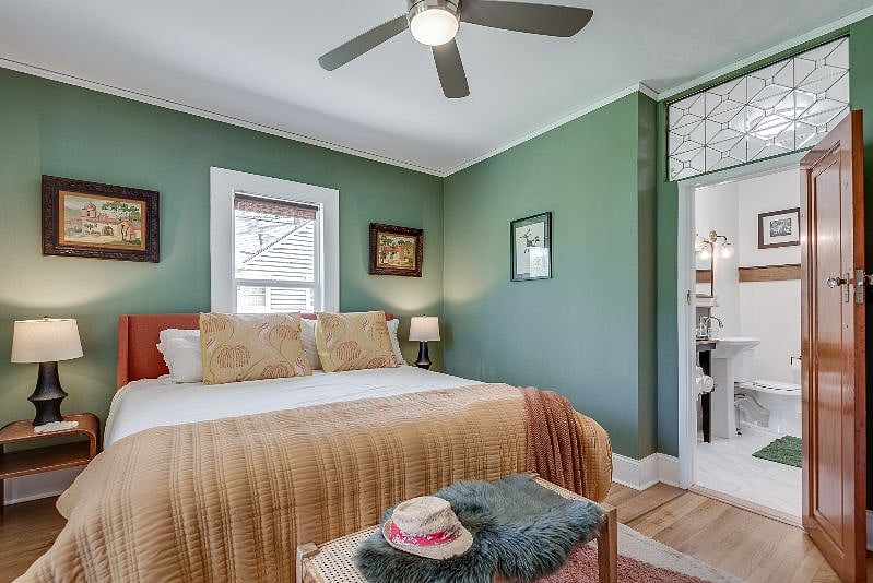 Primary bedroom with king bed 
& en suite bath