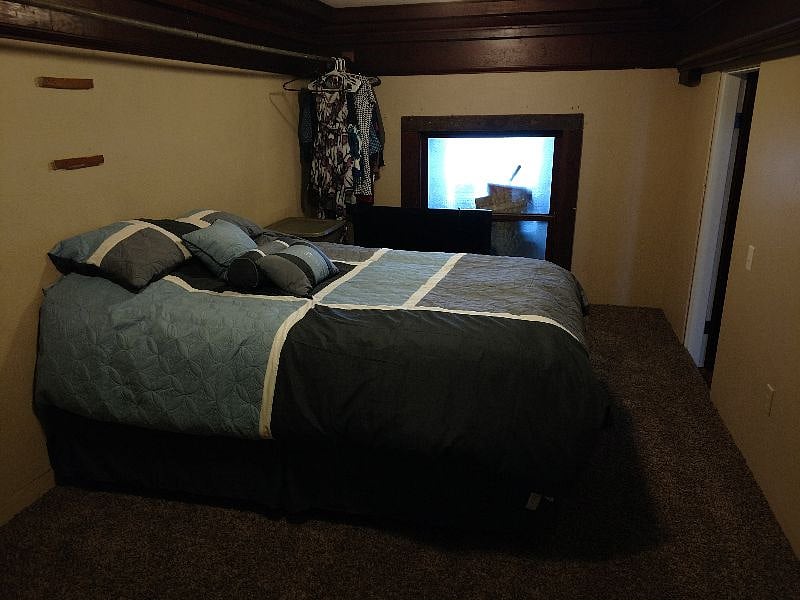 1 Queen Bedroom