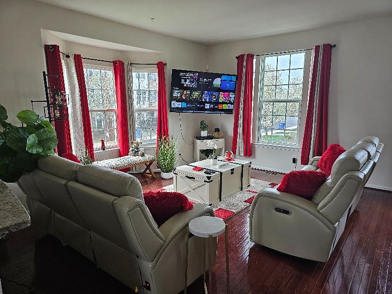 Living room on 2nd floor, smart TV and cable, common area