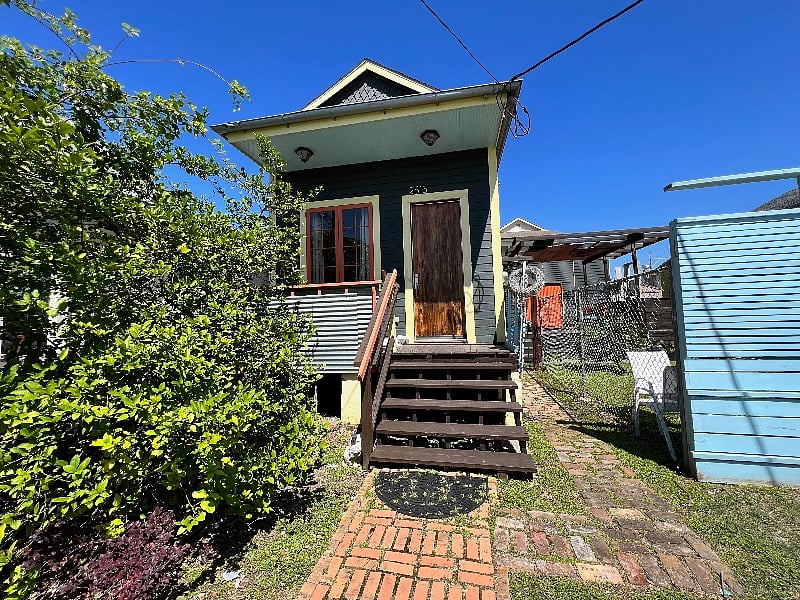 EXTERIORW/ FRONT PORCH