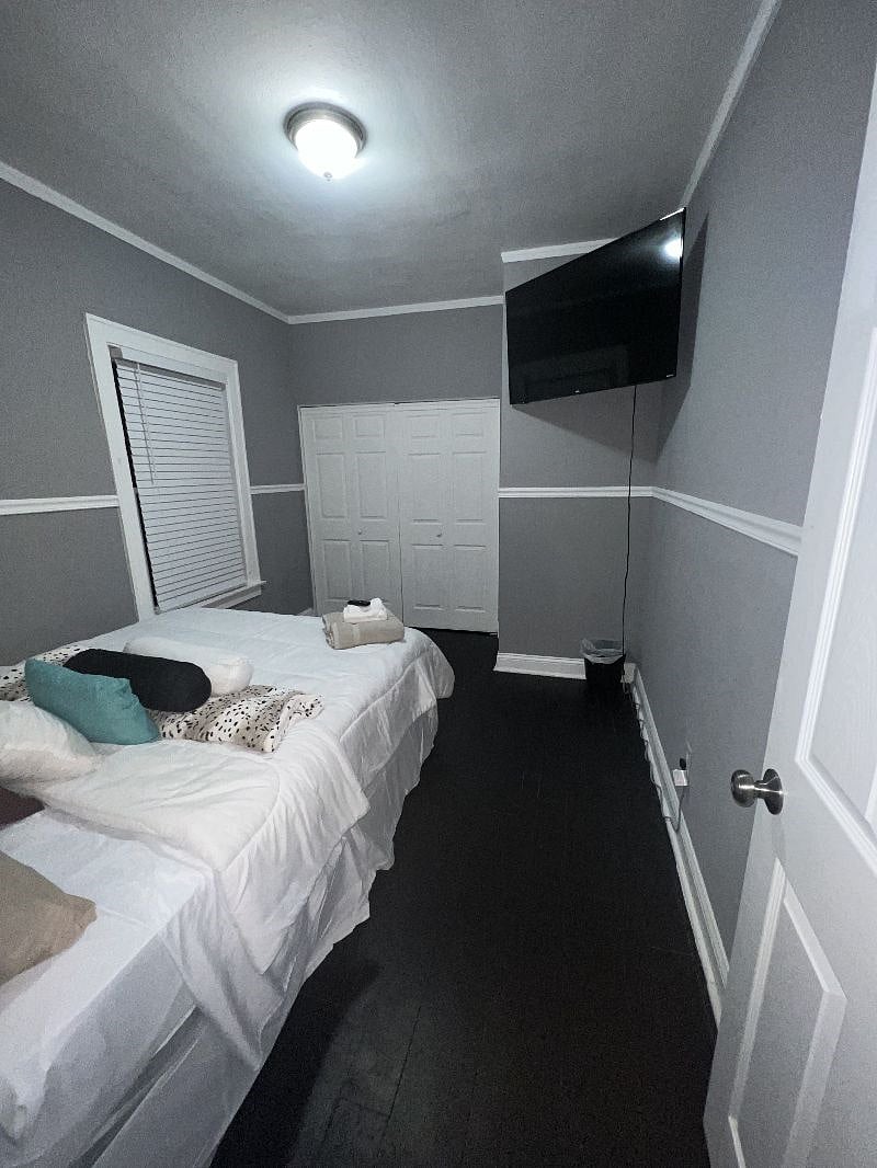 2nd bedroom Queen Bed and Closet