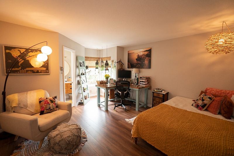 2nd bedroom suite/office(2nd floor). This room gets GREAT light.