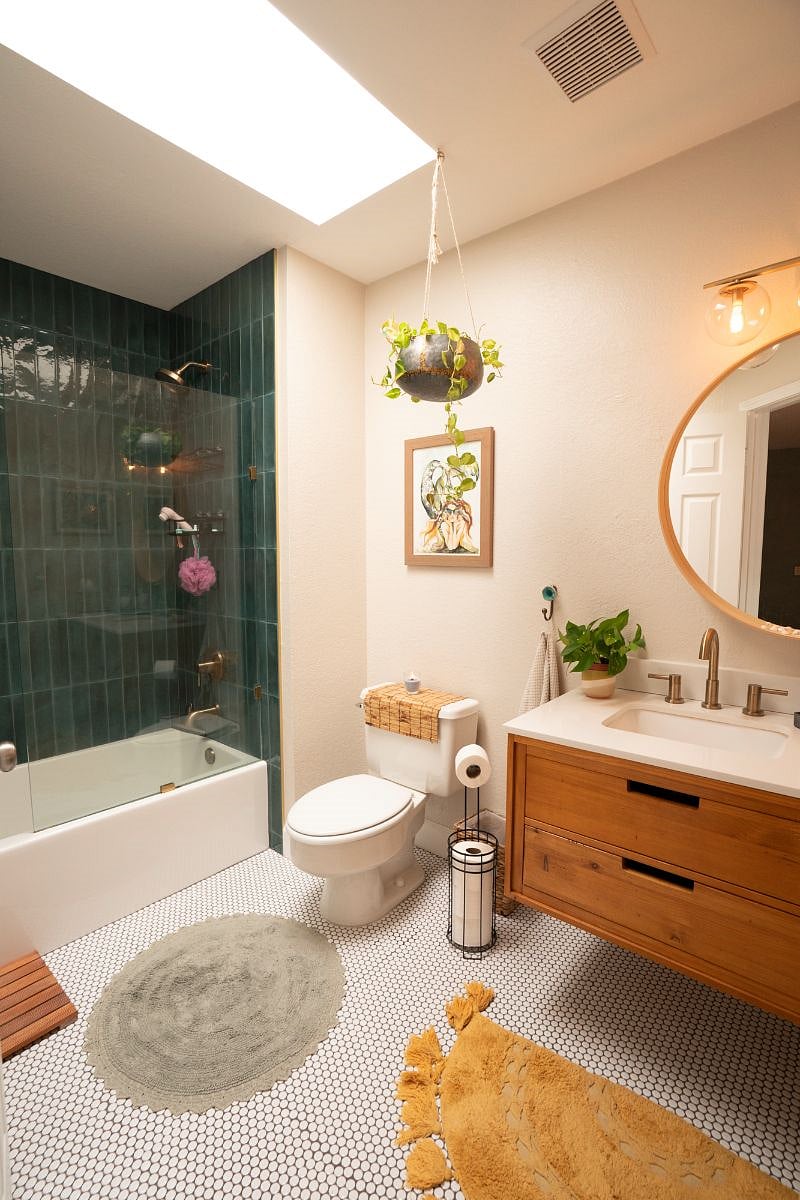 2nd bedroom-bathroom. Custom finishings.