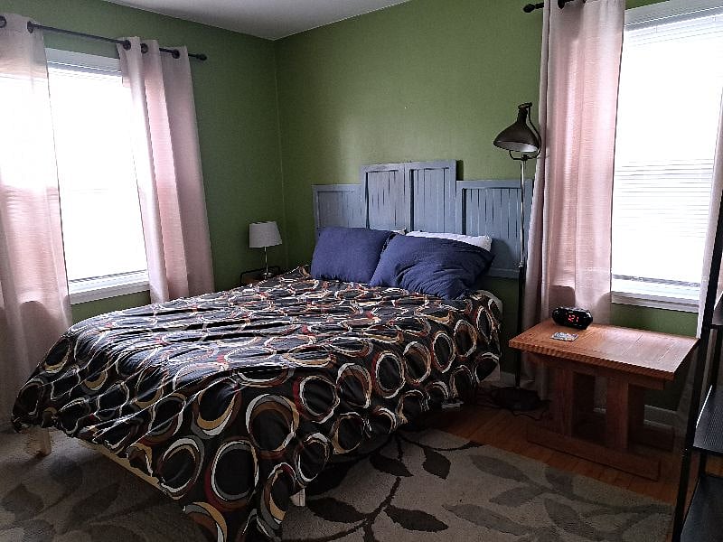 comfortable and uncluttered bedroom with queen bed