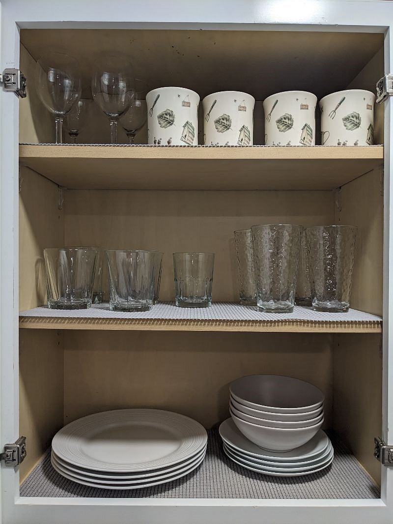 Fully stocked kitchen: Plates, bowls, glasses, mugs, wine glasses