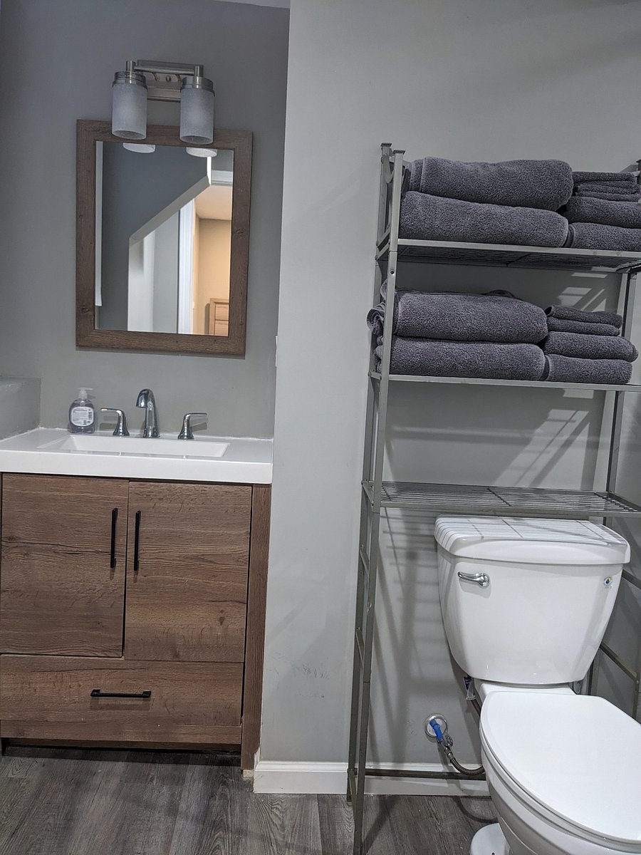 Master bath Pic 1: 4 towel sets