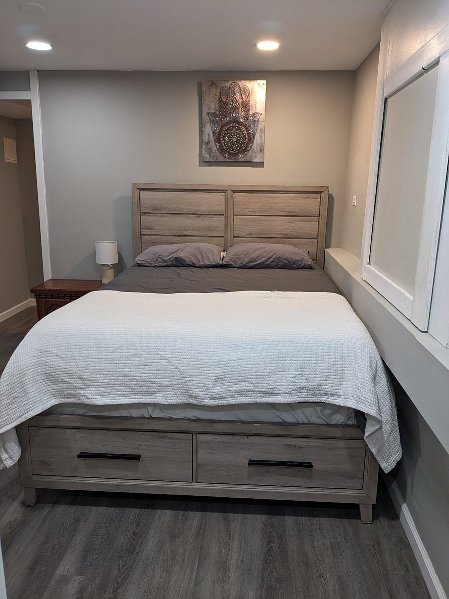 Master bedroom (Queen bed) Pic 1