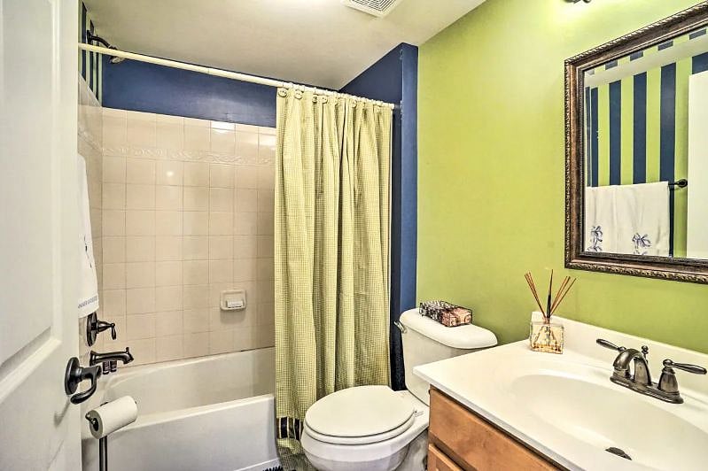 Full en suite bath. 