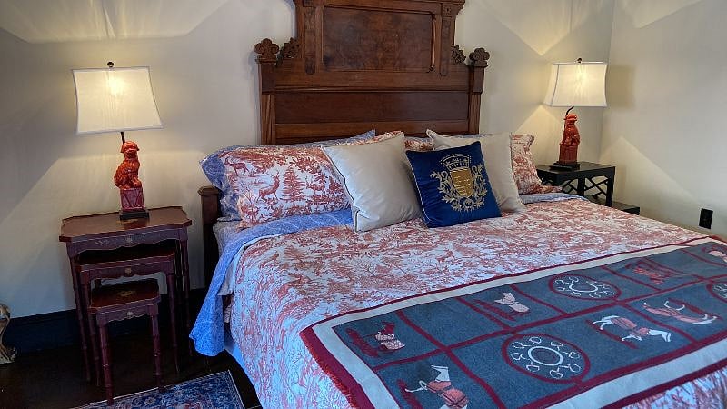 The Brit with king size bed.