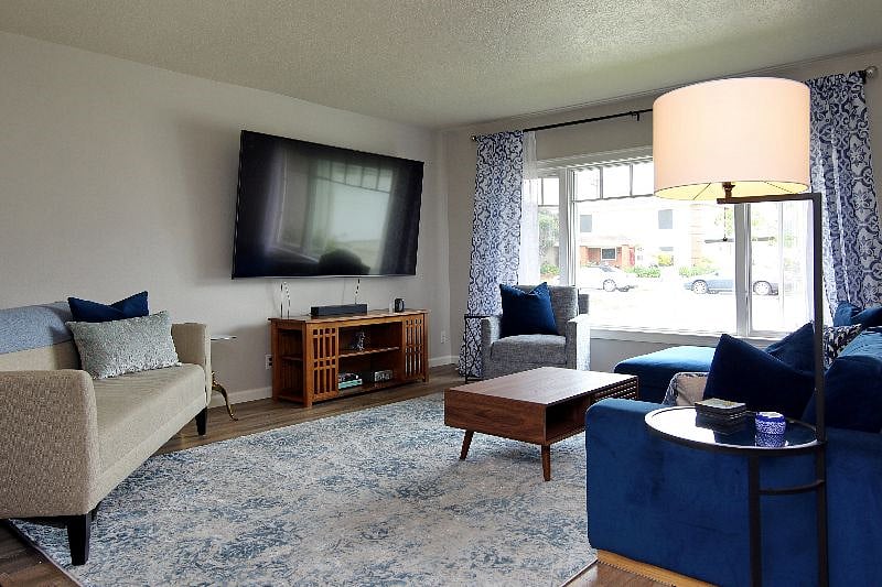 Living Room with Fireplace & 86' Smart TV & Bose Sound Bar.
