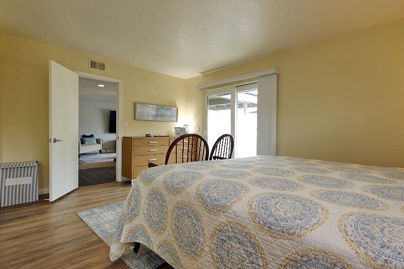 Principal Bedroom & Patio Door to Sitting Area.
