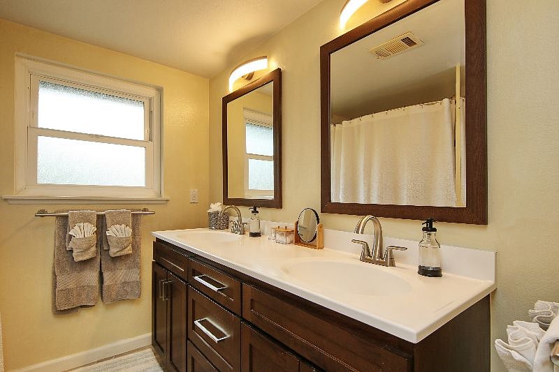 Guest Bath - Double Vanity, Tub & Shower.