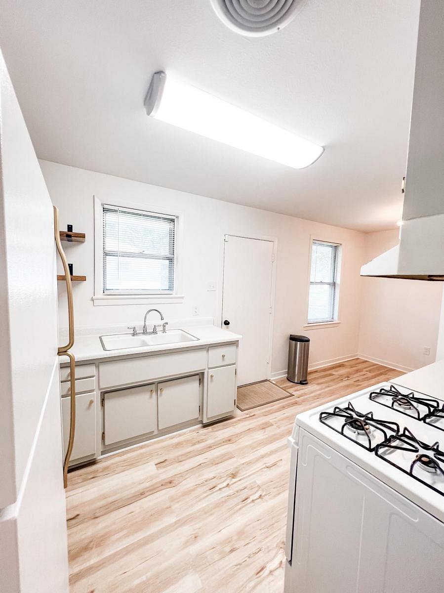 Kitchen w/out furniture