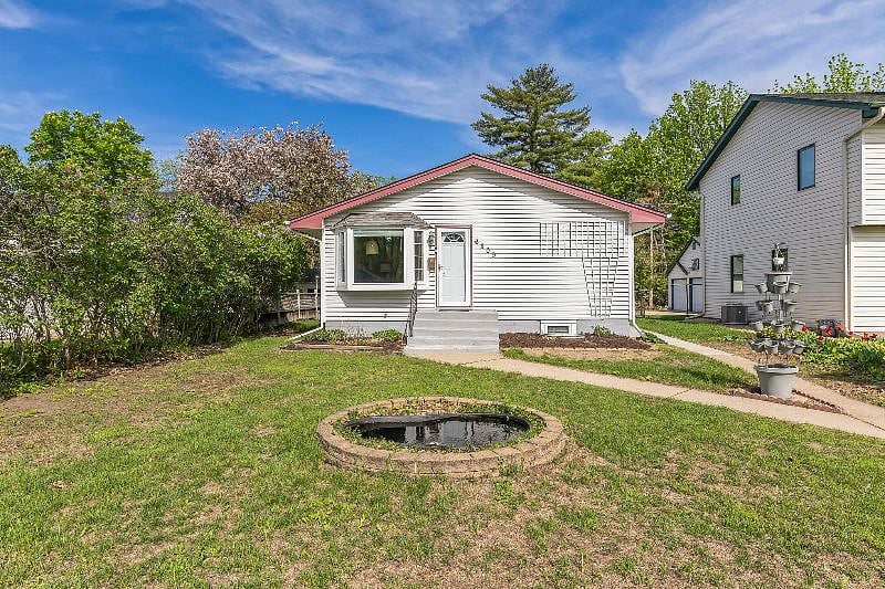 Beautiful house in a great Richfield neighborhood next to the Edina neighborhood, SouthDale Shopping Mall and restaurants. 10-15 mins to pretty much everywhere in the Greater Minneapolis-Saint Paul Area.