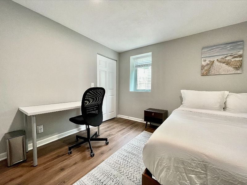 A desk and a comfortable chair are placed in Room 6, so you can work during your stay.