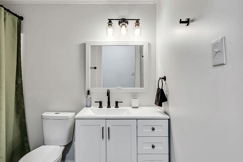 Full Hall Bath