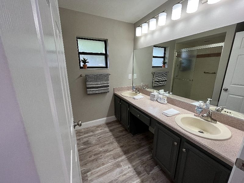 Ensuite bath with double vanity