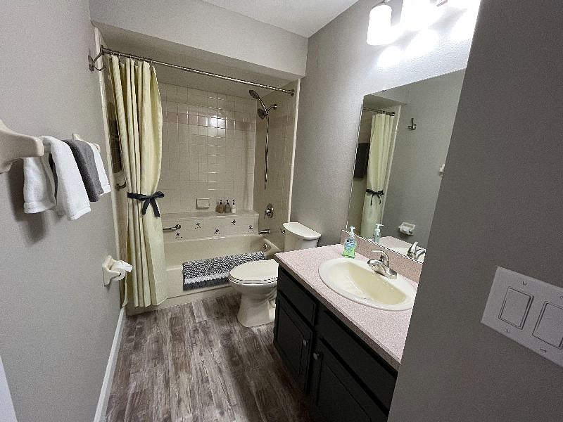 Second bath with tub/shower and vanity